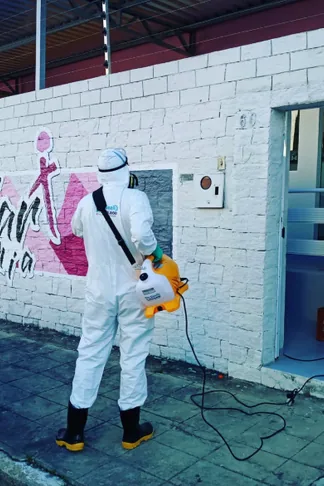 Profissional com equipamento em área externa