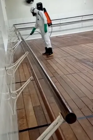 Profissional trabalhando em área interna com piso de madeira