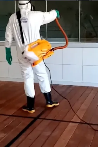Profissional com equipamento em ambiente interno
