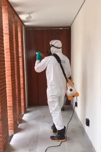 Profissional em corredor durante atendimento