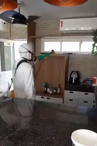 Profissional atendendo em uma cozinha