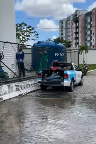 Equipe e veículo próximos a reservatório