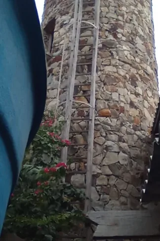 Torre revestida de pedra com escada