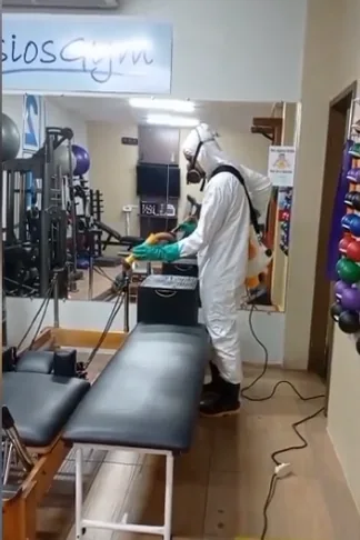 Profissional atendendo em academia