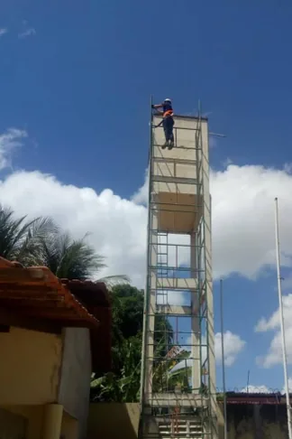 Profissional em estrutura elevada