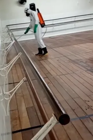 Profissional trabalhando em área interna com piso de madeira